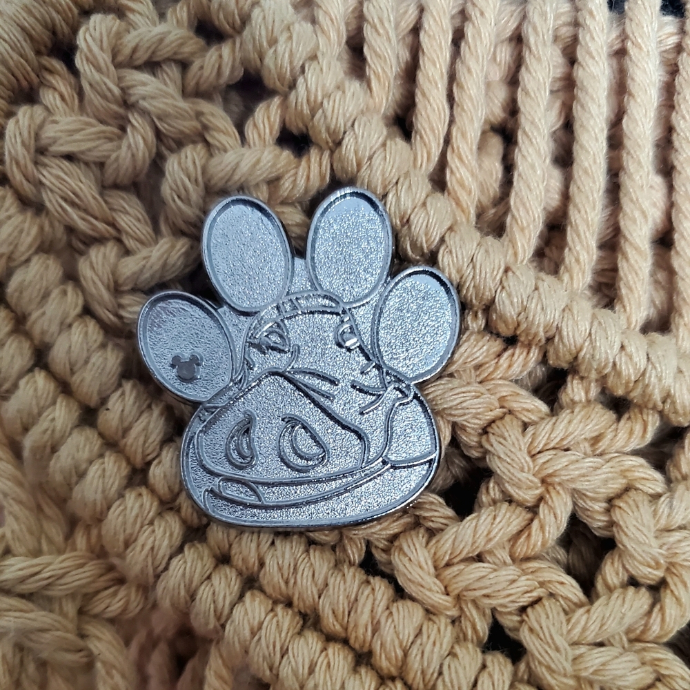 Disney Pumbaa Hidden Mickey chaser pin
